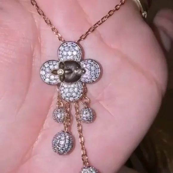 Elegant Gold and Silver Pendant Necklace - Picture 1 of 5